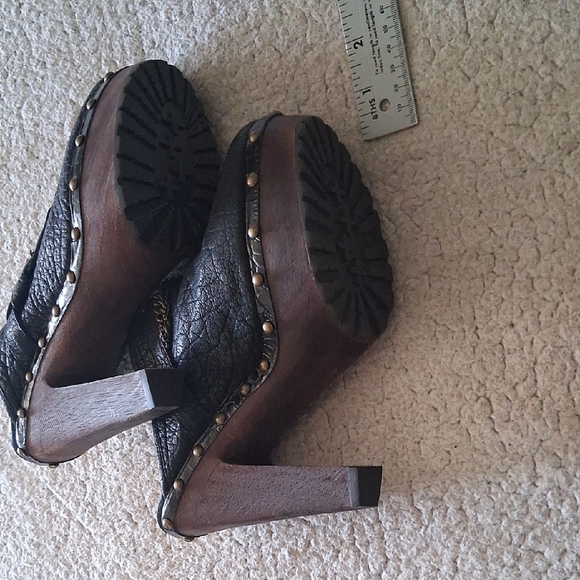 New Sam Edelman Black Leather Clogs with Chain and Buckle - Picture 3 of 5